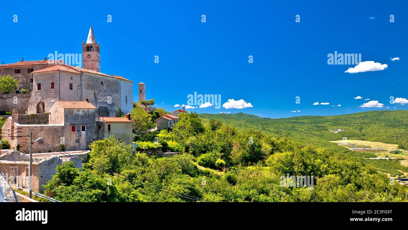 Idílica aldea de piedra istria de Plomin en verde colina vista panorámica Foto de stock