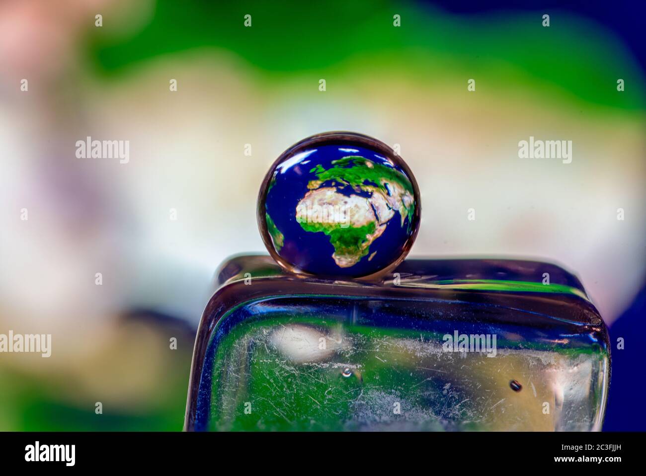 Refleción mundial en una gota de agua Foto de stock