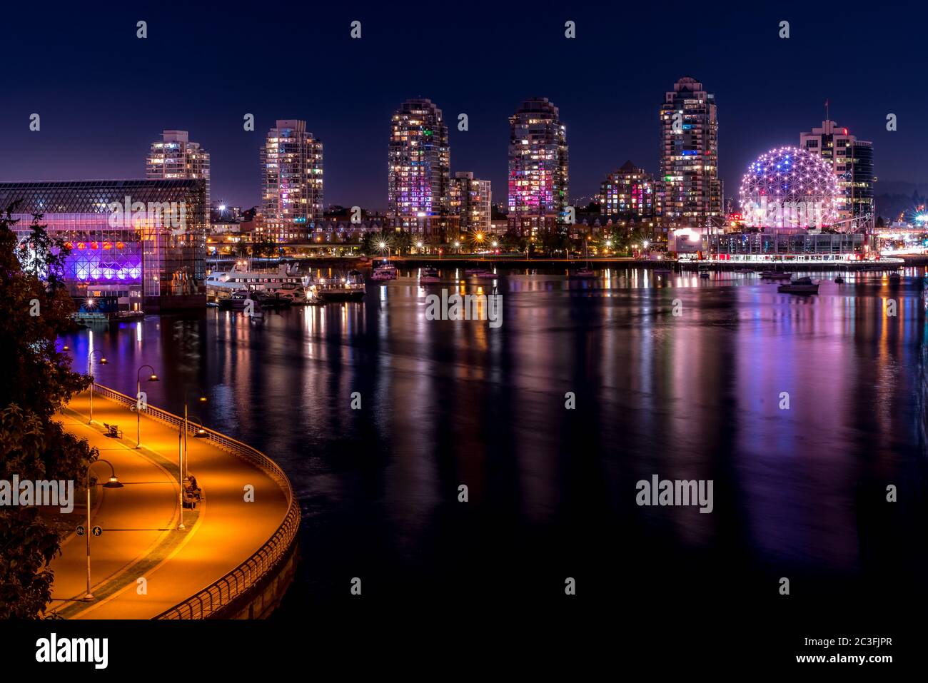 Museo de la Ciencia y Centro de Conferencias en Vancouver, Canadá por la noche Foto de stock