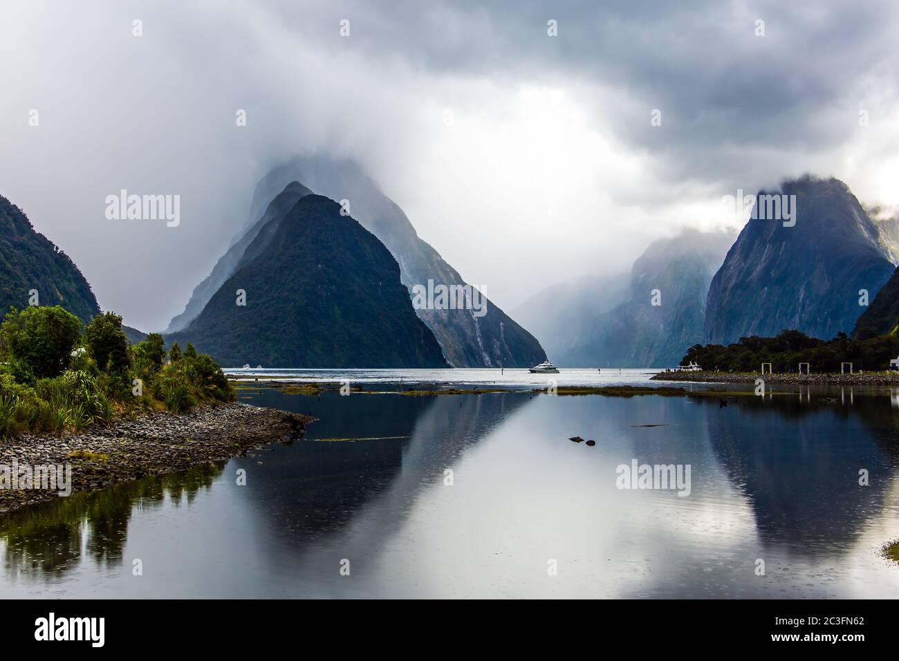 El agua de espejo-suave refleja las montañas Foto de stock