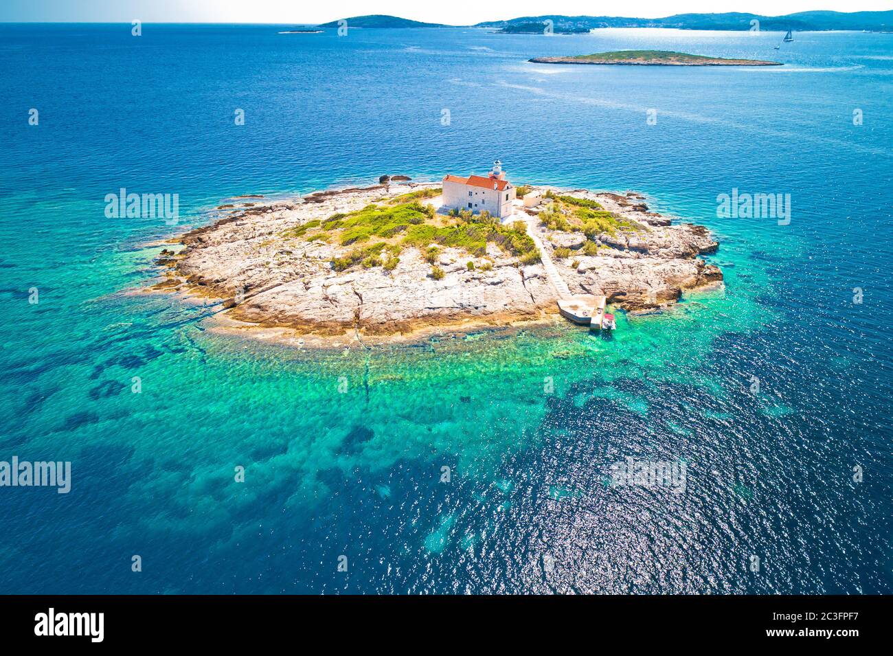 Vista aérea de la isla solitaria con faro, isla vela Sestrica Foto de stock