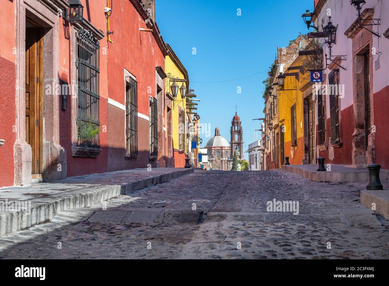 Colorida calle de San Miguel de Allende, ciudad colonial en México. Patrimonio de la Humanidad de la UNESCO. Foto de stock