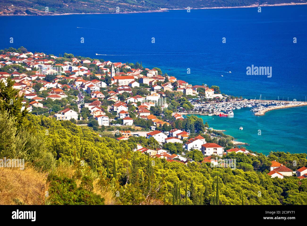 Ciudad de Orebic en la península de Peljesac vista desde la colina Foto de stock