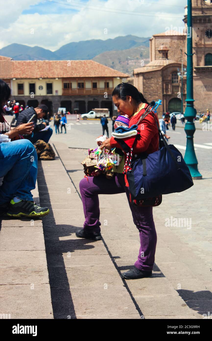 CUSCO, PERÚ - 07 de mayo de 2019: Vendedor ambulante presentando todos los productos de su puesto Foto de stock