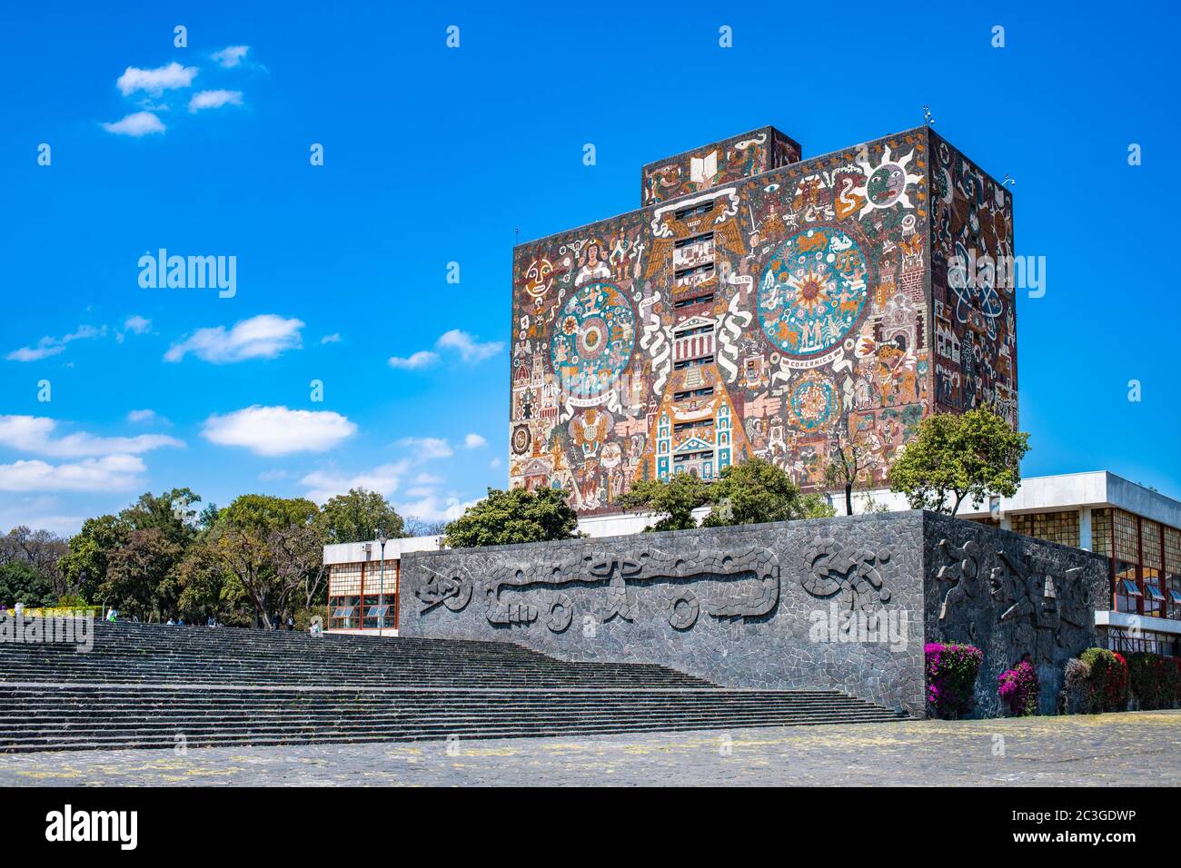 Ciudad de México, México - 21 de febrero de 2020: Edificio emblemático de la Biblioteca Central en la Universidad Nacional Autónoma de México, U. Foto de stock