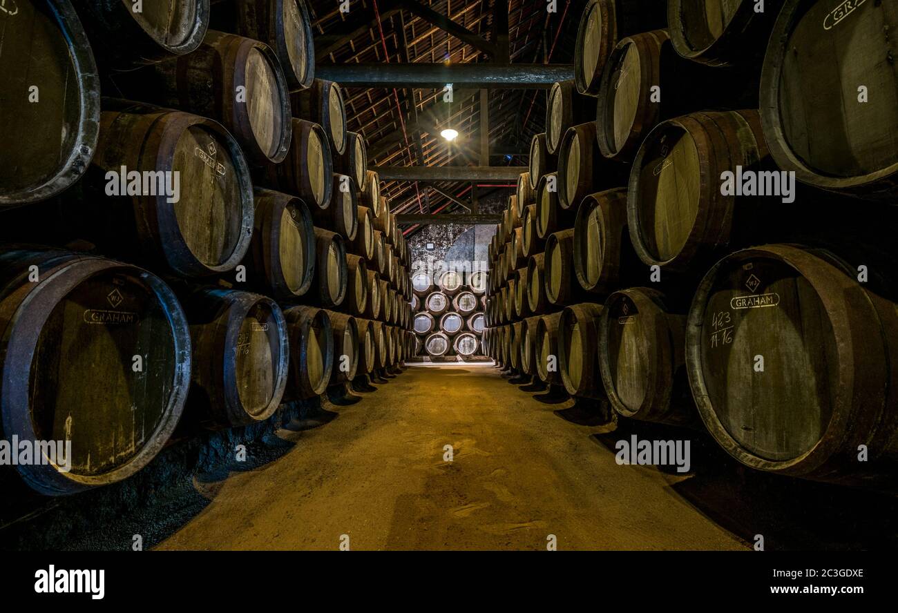 PORTO, PORTUGAL - Junio 19, 2018: Puerto barriles de vino en puerto de Graham Lodge, Vila Nova de Gaia, Oporto, Portugal Foto de stock