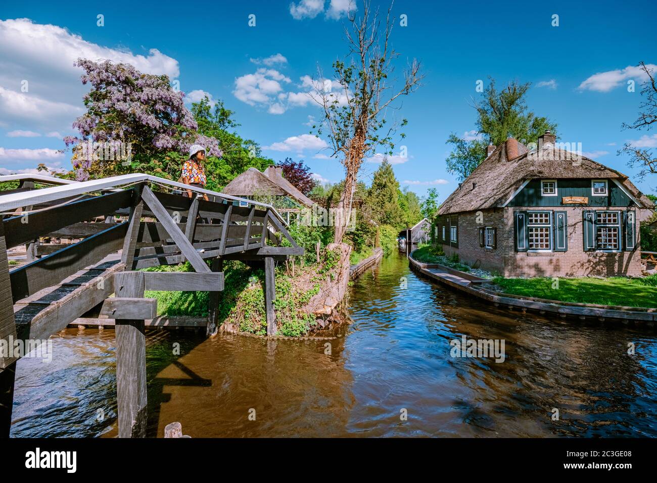 GIETHOORN, PAÍSES BAJOS vista de las casas típicas de Giethoorn el 2020 de mayo en Giethoorn, países Bajos. Las hermosas casas y ga Foto de stock