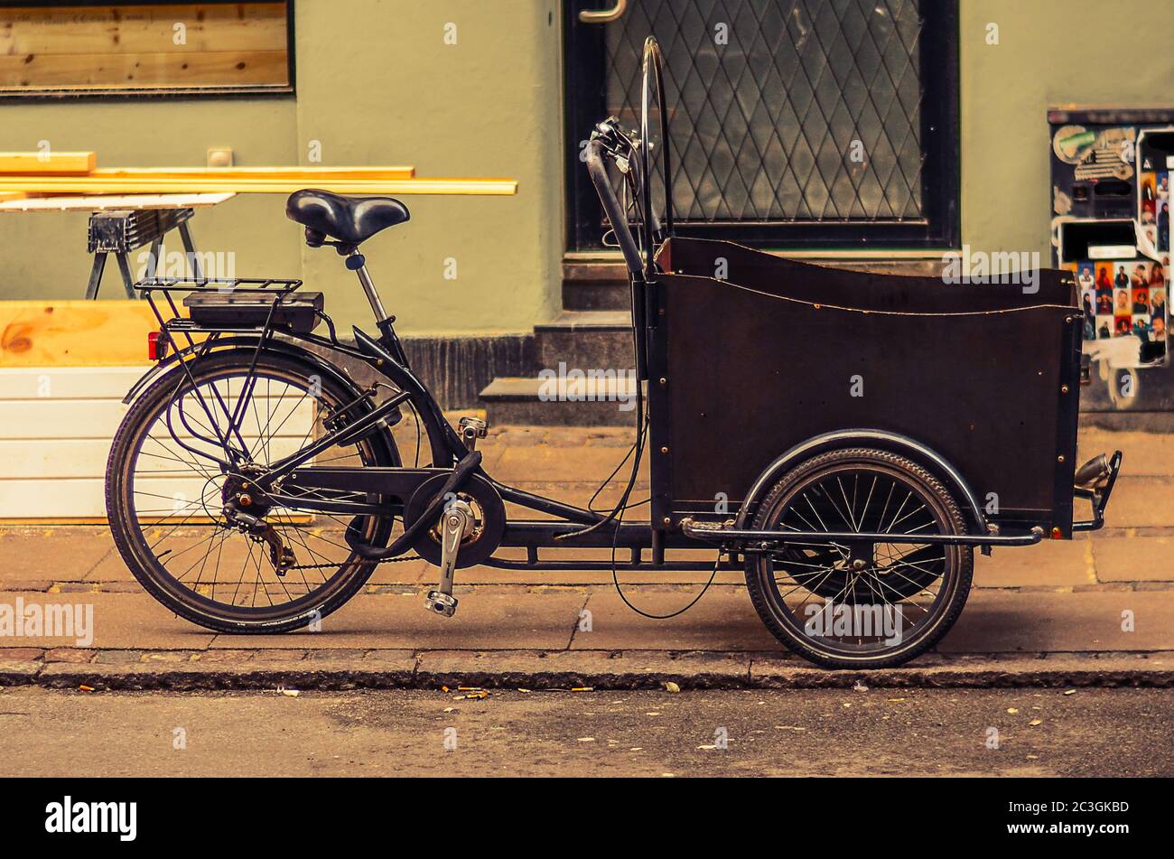 Bicicleta de triciclo con una cesta en la calle de Copenhague, Dinamarca  Fotografía de stock - Alamy