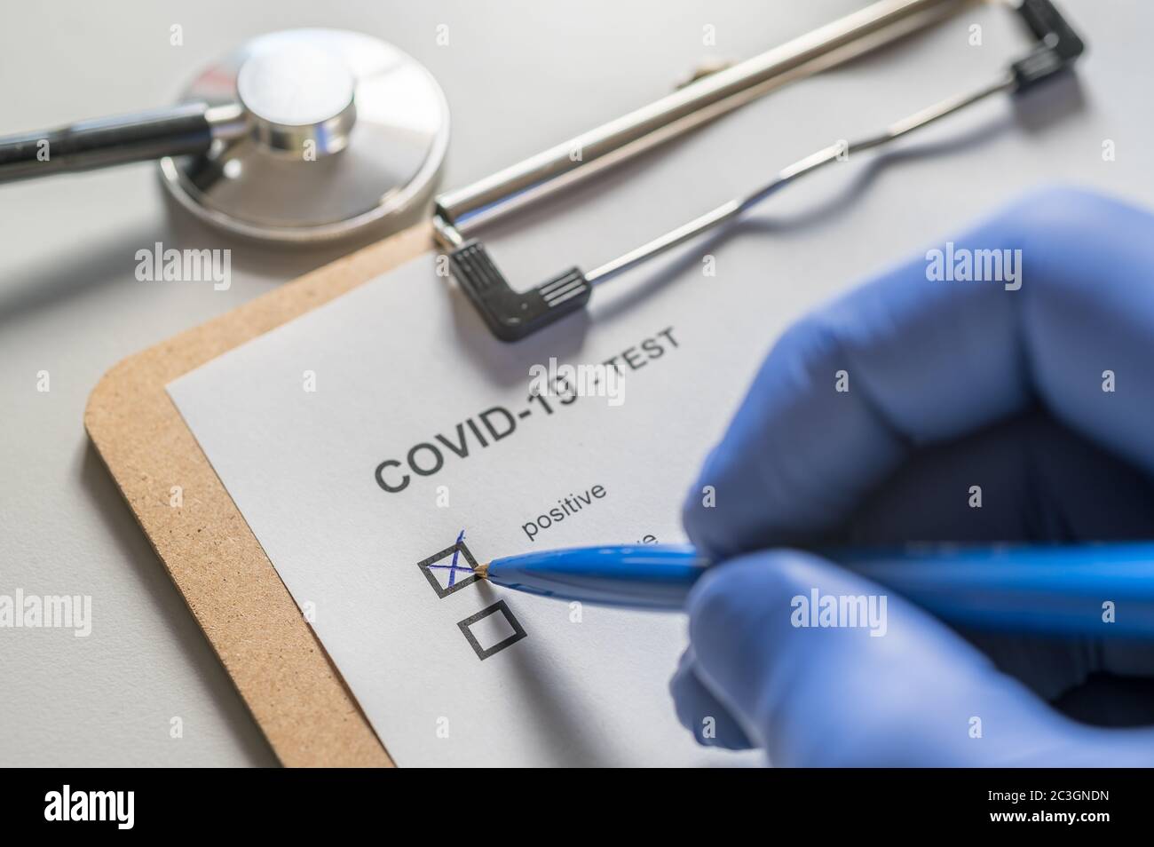 La diseminación del coronavirus es documentada por un médico después de una prueba positiva Foto de stock