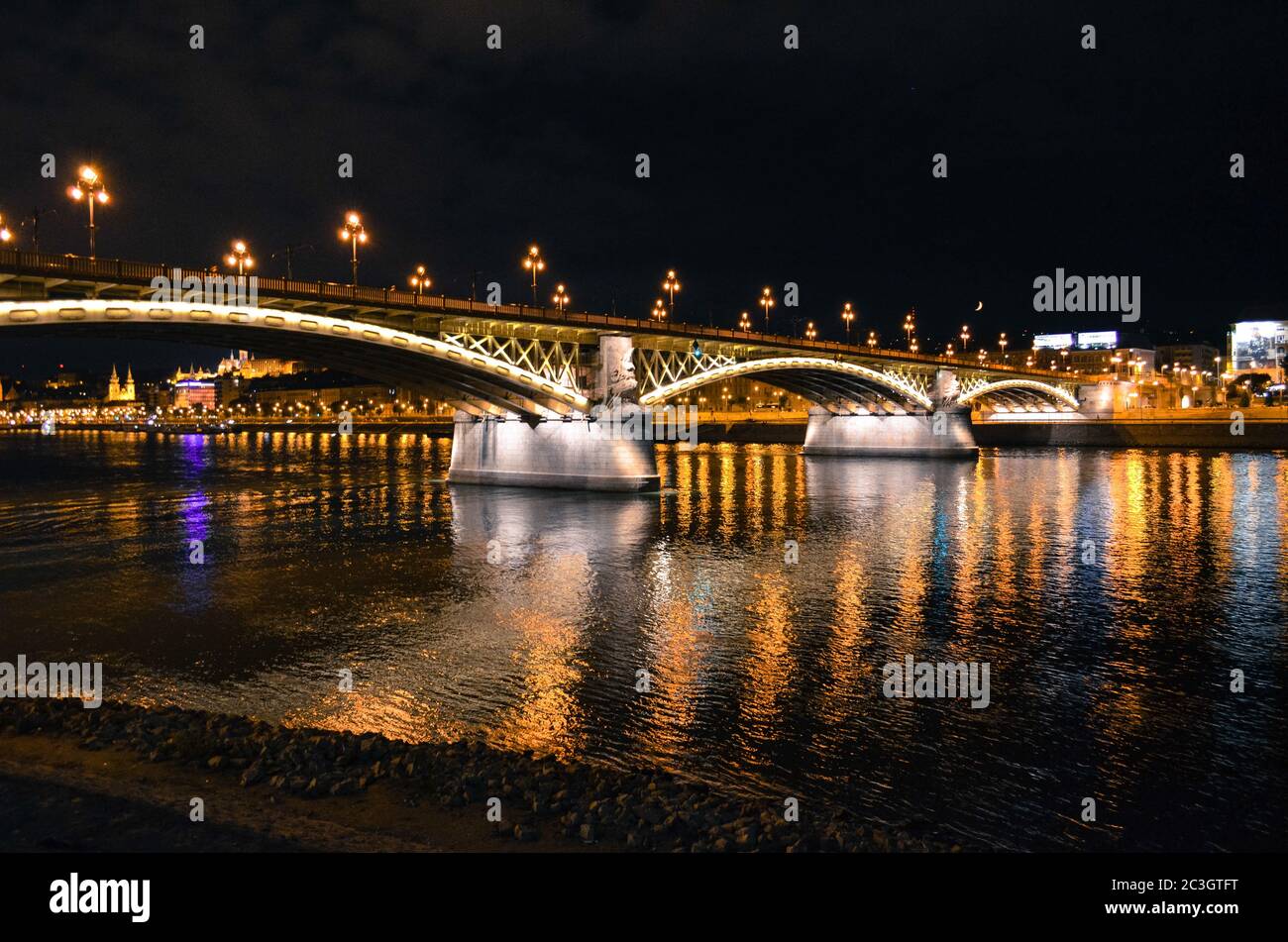 Puente Margit (Margaret) y el río Danubio. Vista nocturna. Budapest, Hungría Foto de stock