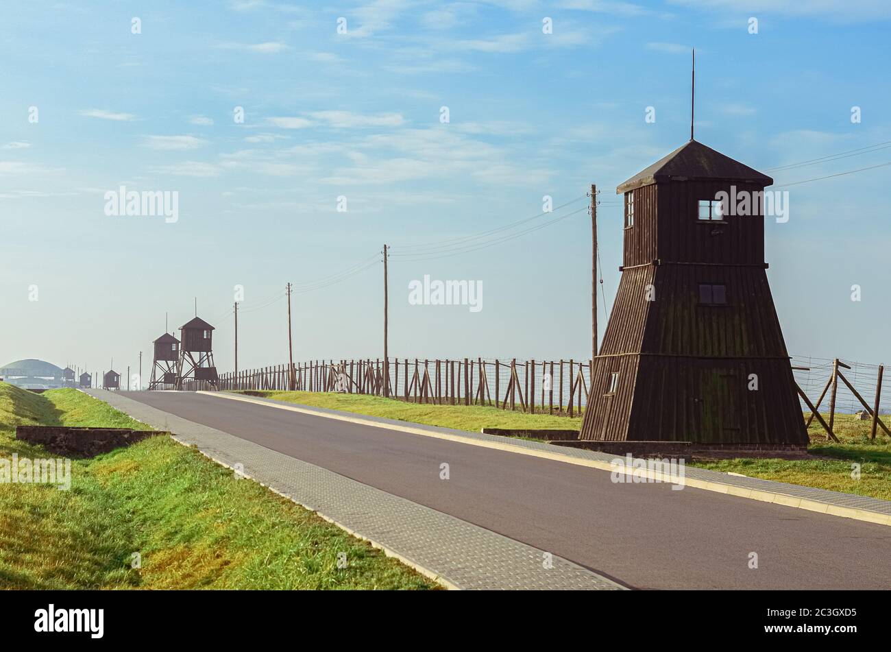 Camino del homenaje y la memoria con alambradas de púas y torres de vigilancia en el campo de concentración y exterminio alemán Majdanek Foto de stock