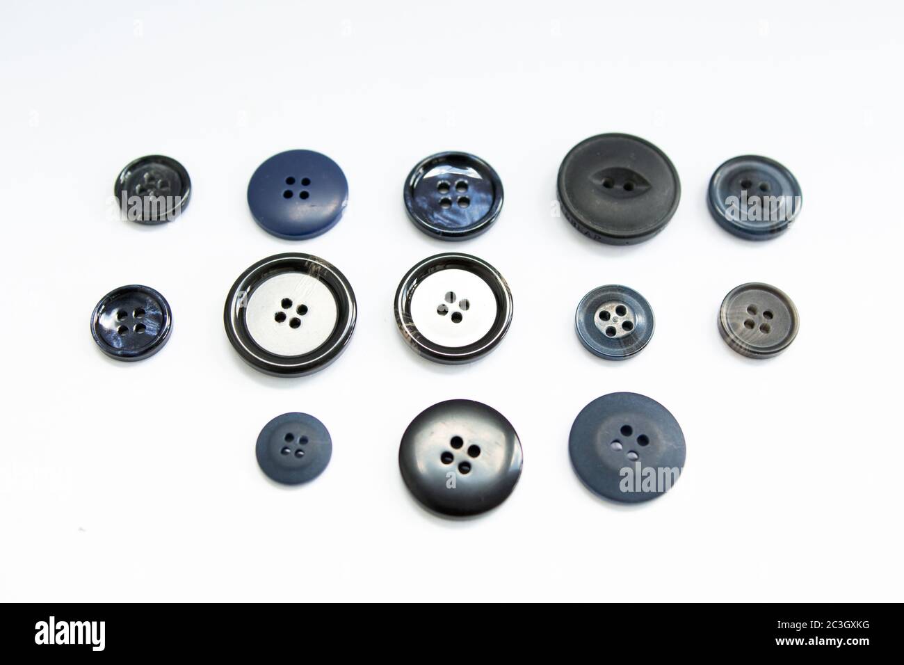 botones negros para ropa sobre fondo blanco Fotografía de stock