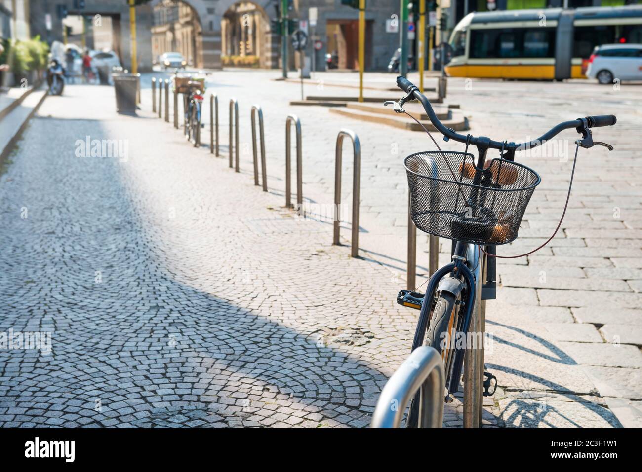 Bicicleta estacionada en las calles de la ciudad Foto de stock