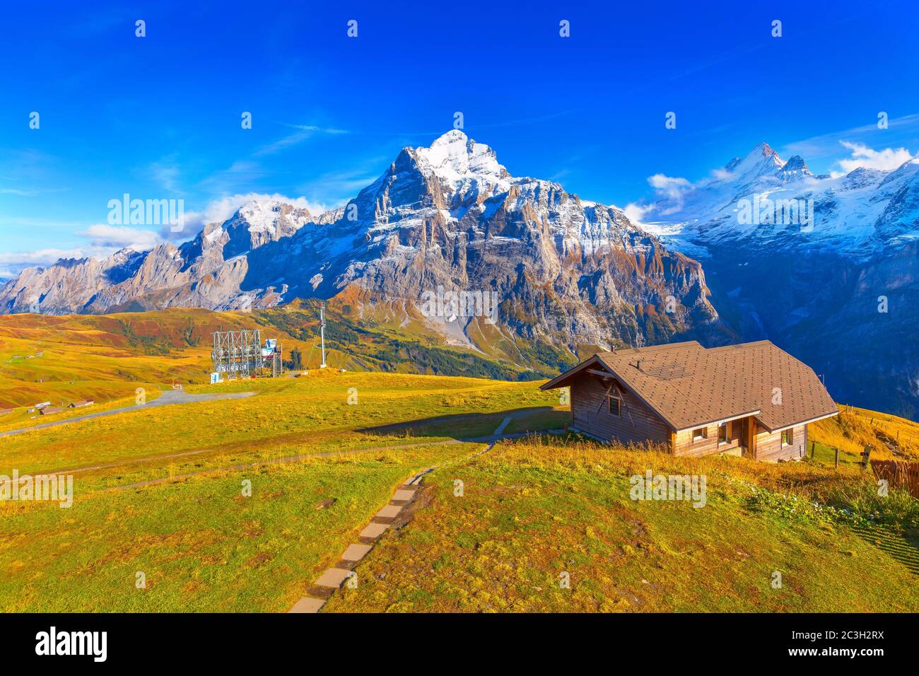 Grindelwald, Suiza chalet y vistas a las montañas Foto de stock