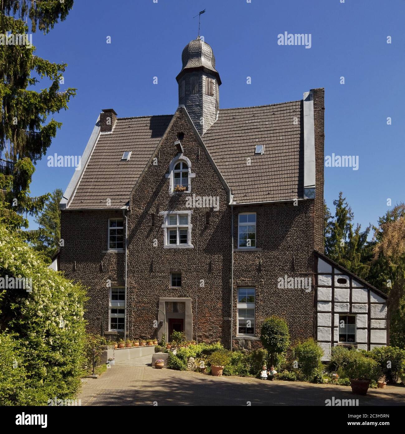 Quadenhof, edificio de ladrillo secular de la Edad Media, Gerresheim, Duesseldorf, Alemania, Europa Foto de stock