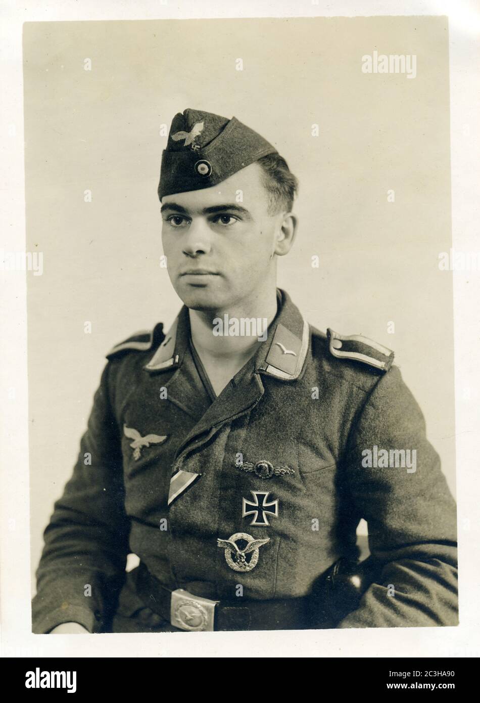 WW2 - Foto histórica alemana: retrato de la fuerza aérea (Luftwaffe)  oficial en uniforme militar Fotografía de stock - Alamy
