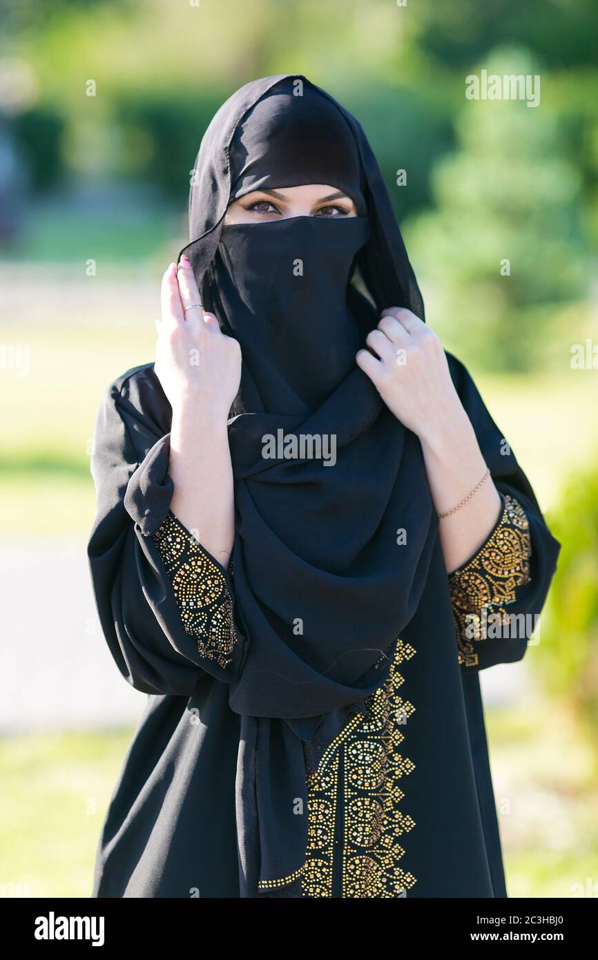 Mujer árabe en una bufanda negra en la cabeza Fotografía de stock - Alamy