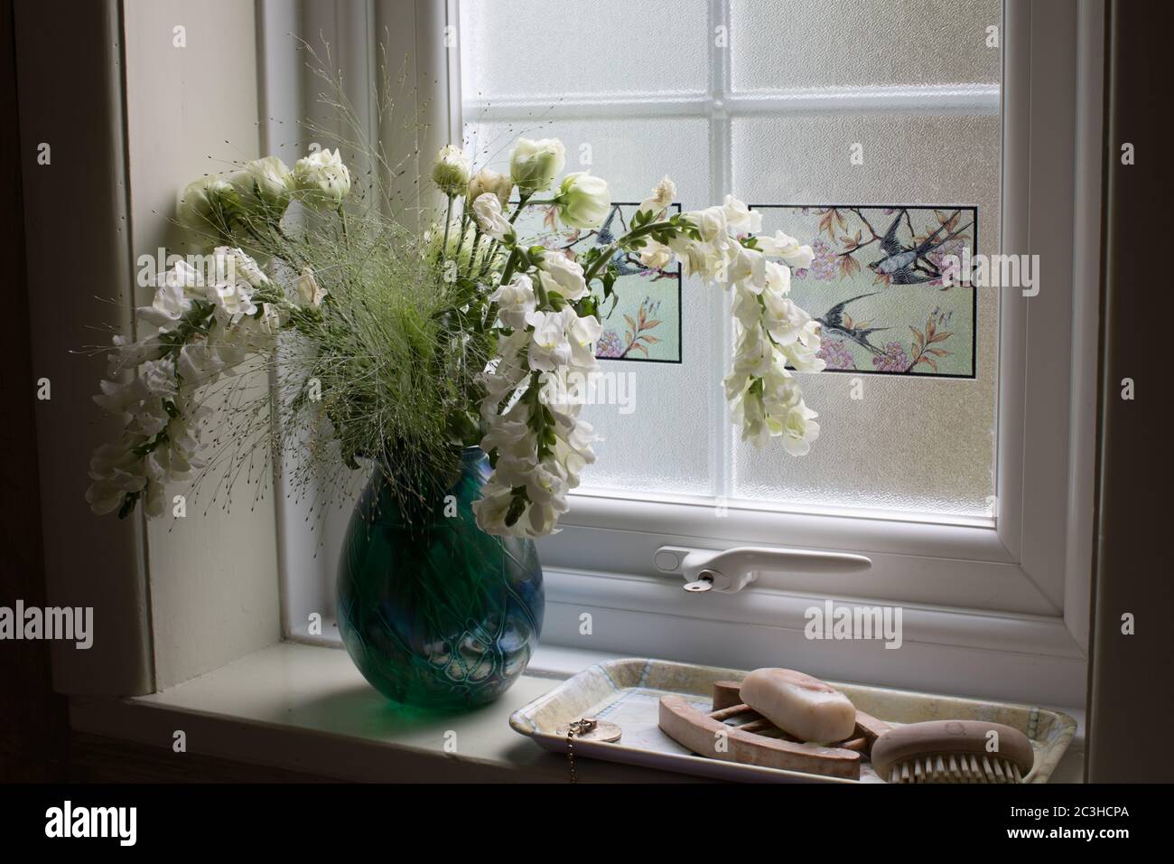 Jarrón con flores secas decoración en el baño, España Fotografía de stock -  Alamy