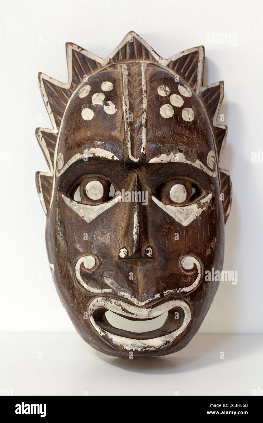 Máscara de la cara de la tribu africana de madera tallada vintage Foto de stock