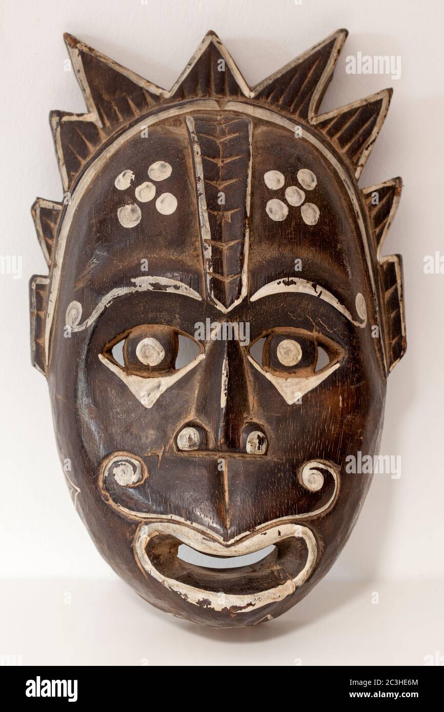Máscara de la cara de la tribu africana de madera tallada vintage Foto de stock
