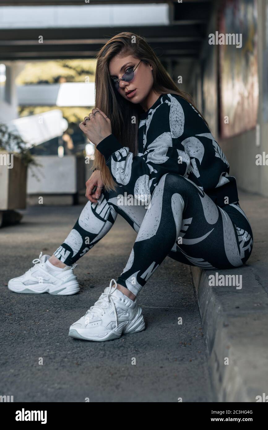 Chica posando en el centro de la ciudad con ropa Nike Fotografía de stock -  Alamy
