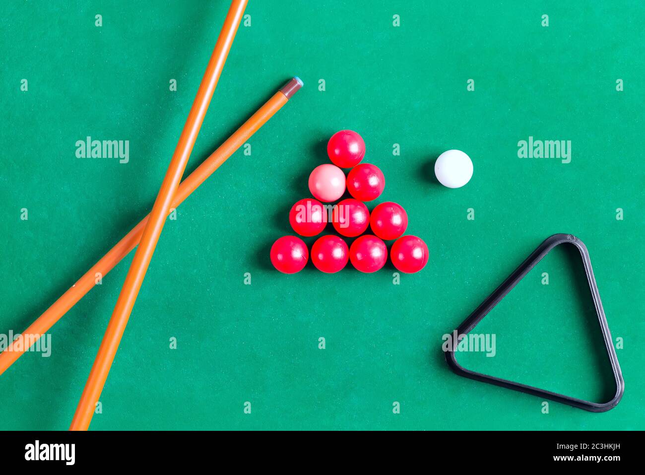 Juego De Bolas De Billar Con Cue Y Tiza En La Mesa Verde Plana