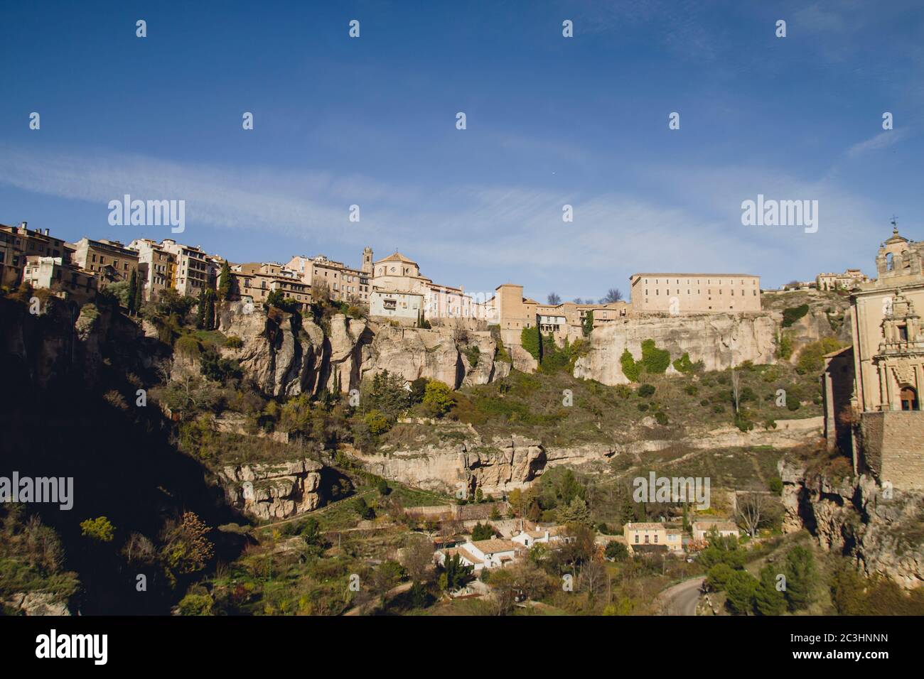 Edificios medievales en las cimas de los acantilados de Cuenca, España Foto de stock
