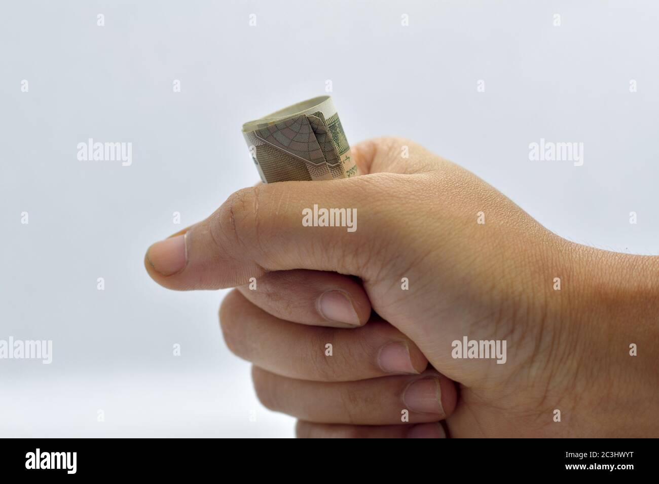 Hombre de mano agarrando o agarrando dinero, rupias indias. Foto de stock