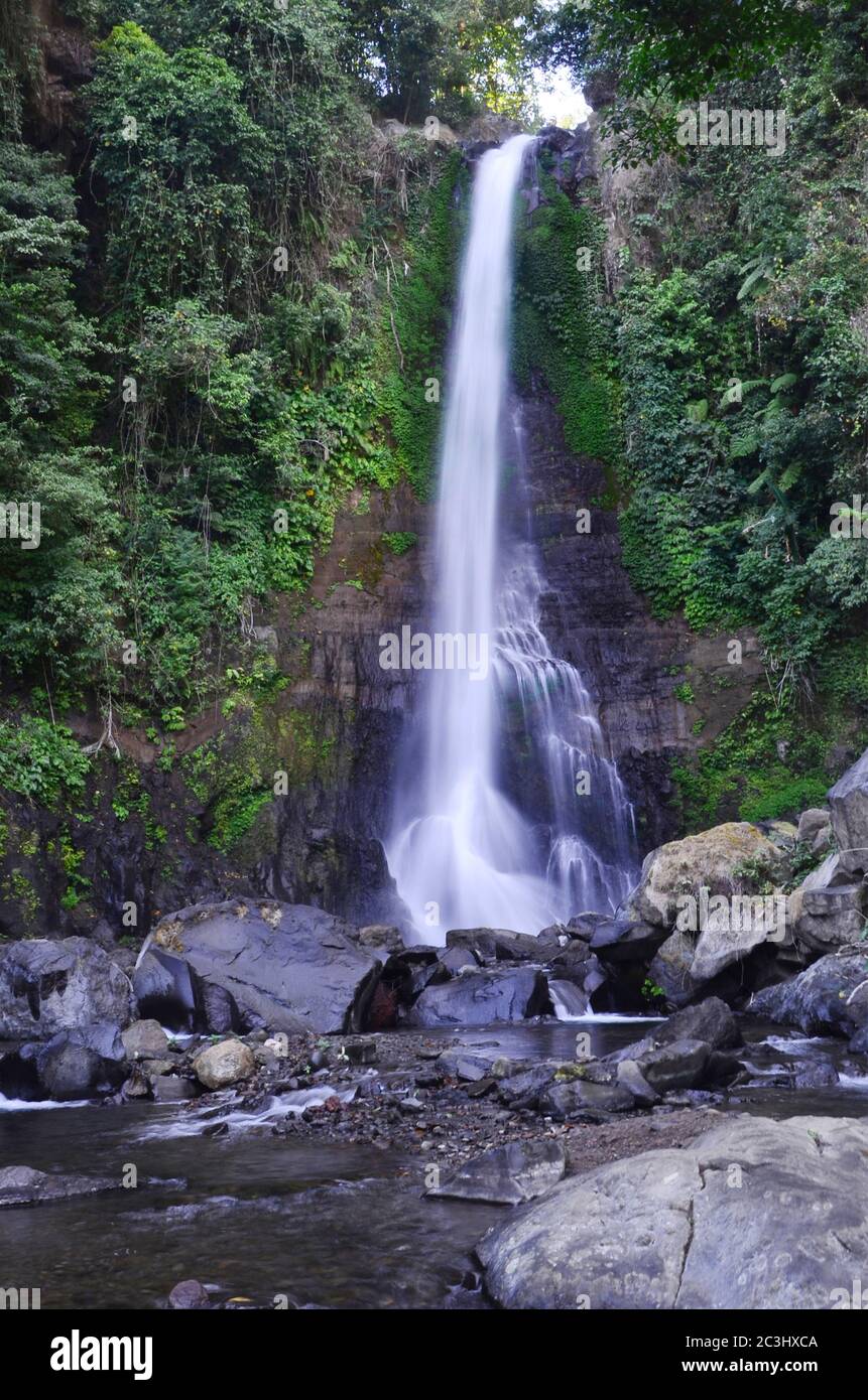 Gitgit Waterfall es una cascada en Bali, Indonesia. La cascada Gitgit  consta de tres cascadas de diferentes alturas Fotografía de stock - Alamy