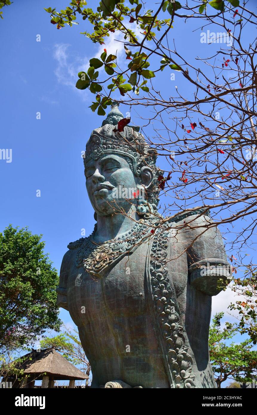Estatua de dios hindú de Wishnu en el parque cultural de GWK en Bali, Indonesia. Garuda Wisnu Parque Cultural Kencana en la atracción turística popular desde 2011. Foto de stock