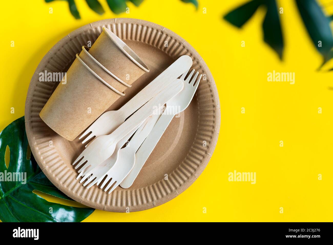 Vajilla desechable de cartón ecológico platos vasos túbulos y cuchillos de  madera están sobre la mesa vista vertical