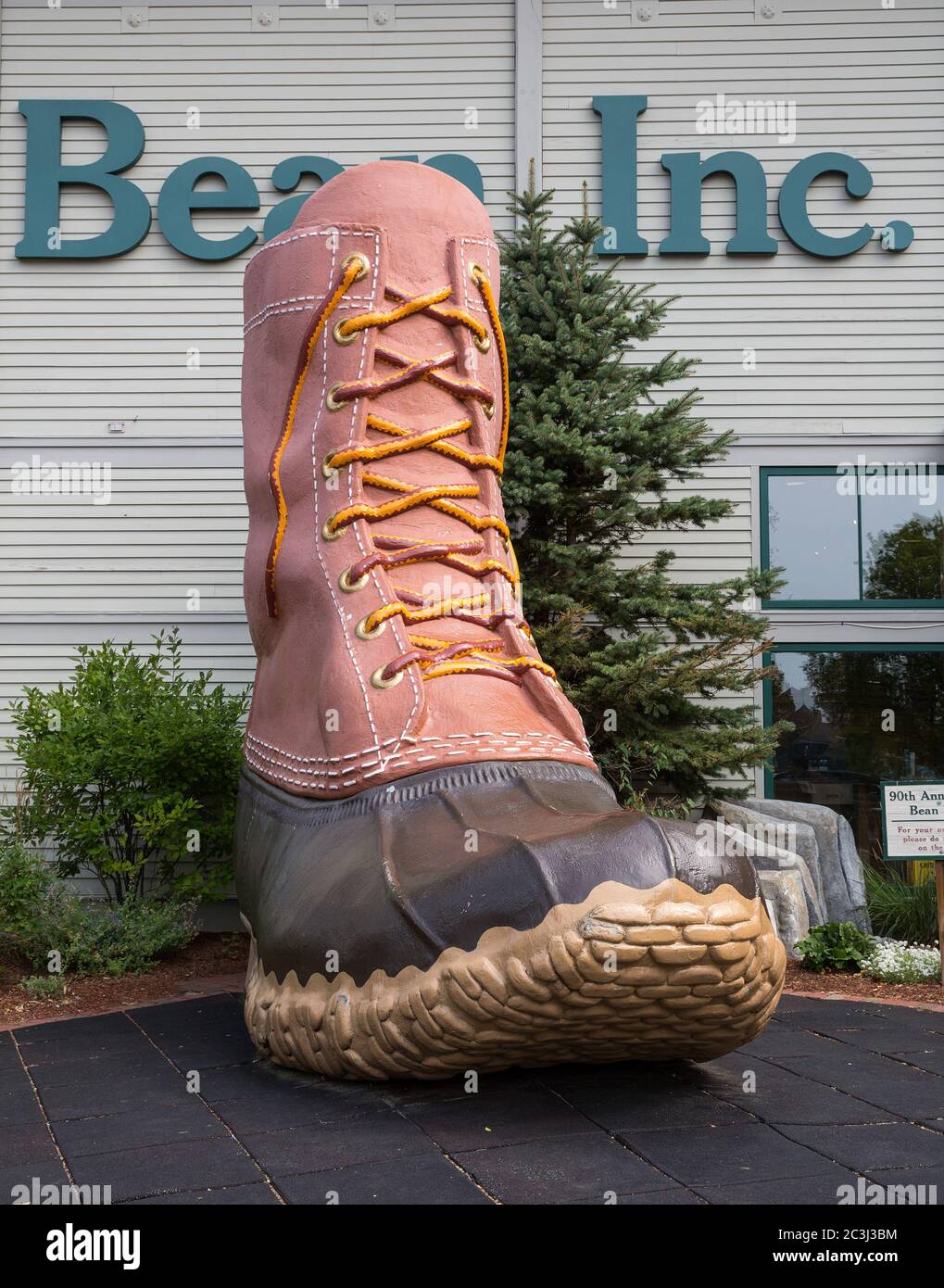 FREEPORT, MAINE, EE.UU.-31 DE AGOSTO DE 2014: L. Bean es una empresa de  venta al por menor fundada en 1912 por Leon Leonwood Bean. Una réplica de  su famosa bota se encuentra