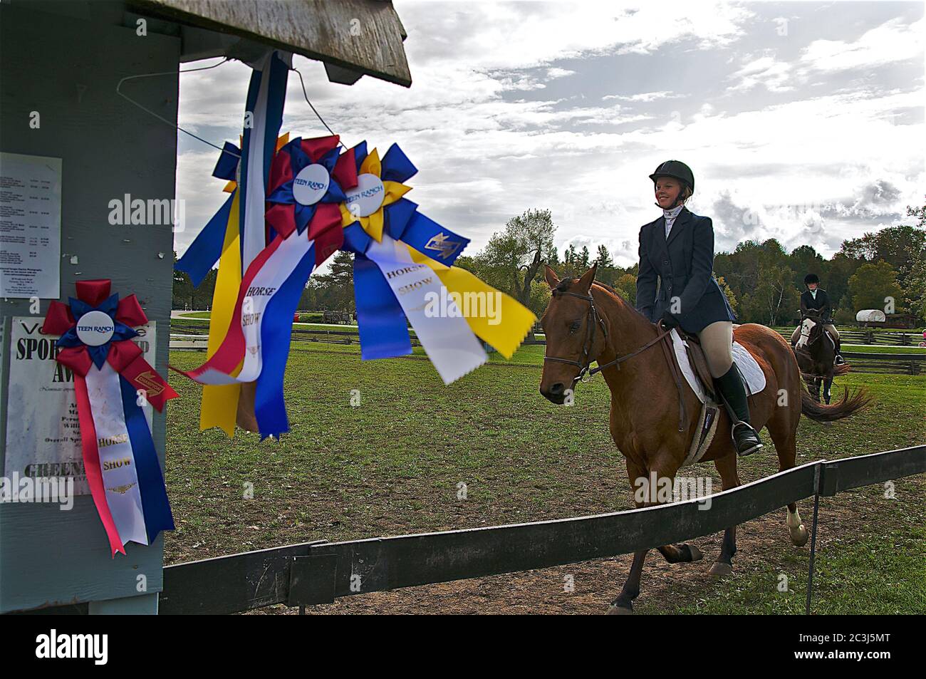 Orangeville, Ontario / Canadá - 10/03/2009: Cinta de premio para un evento ecuestre con montar el caballo deportivo durante el espectáculo de doma Foto de stock