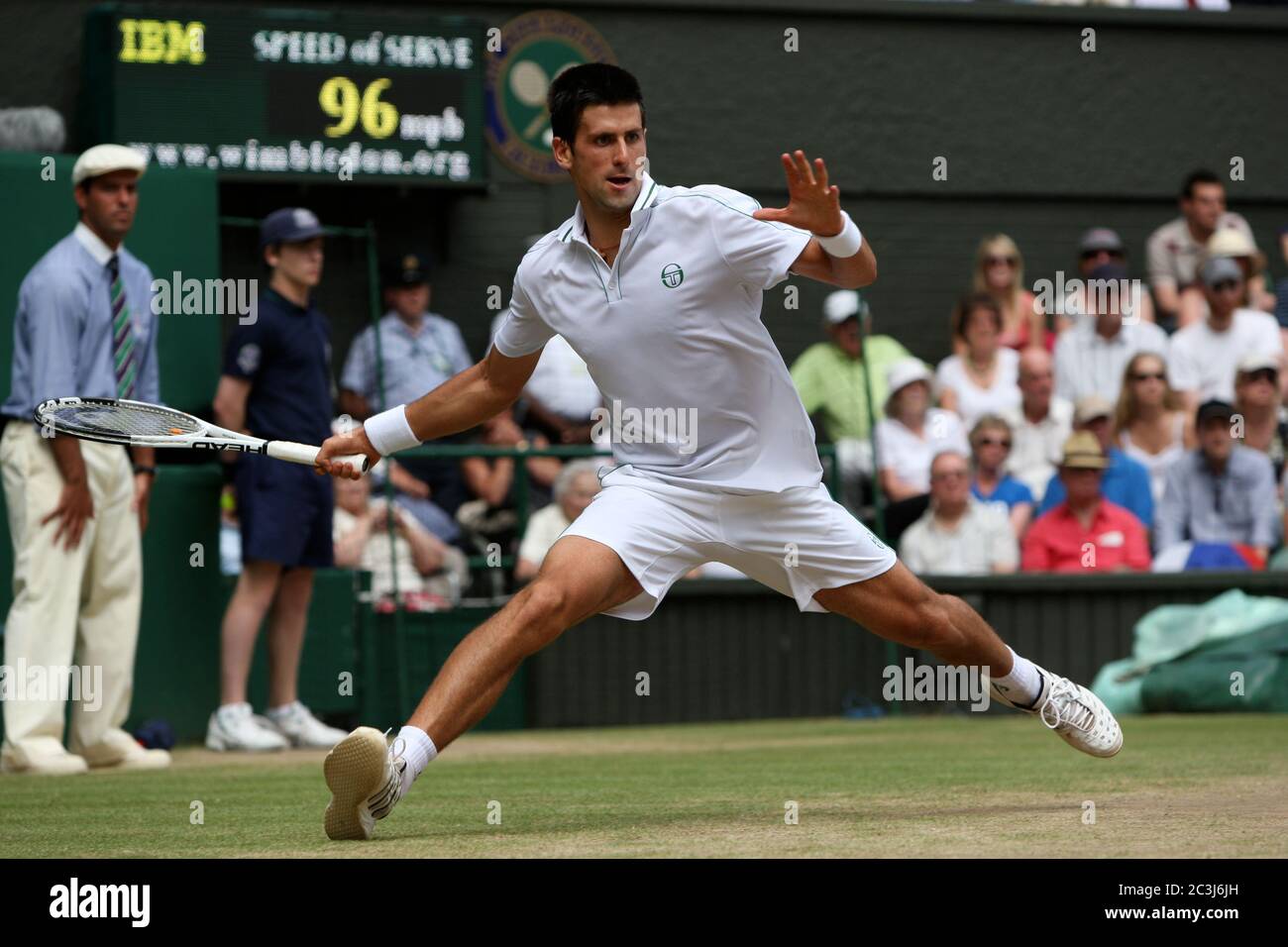 Novak Djokovic alcanza un gran alcance para una mano durante su partido semifinal contra Tomas Berdych en Wimbledon. Foto de stock