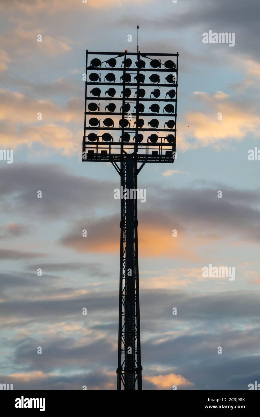 Reflector del estadio durante la puesta de sol Fotografía de stock - Alamy