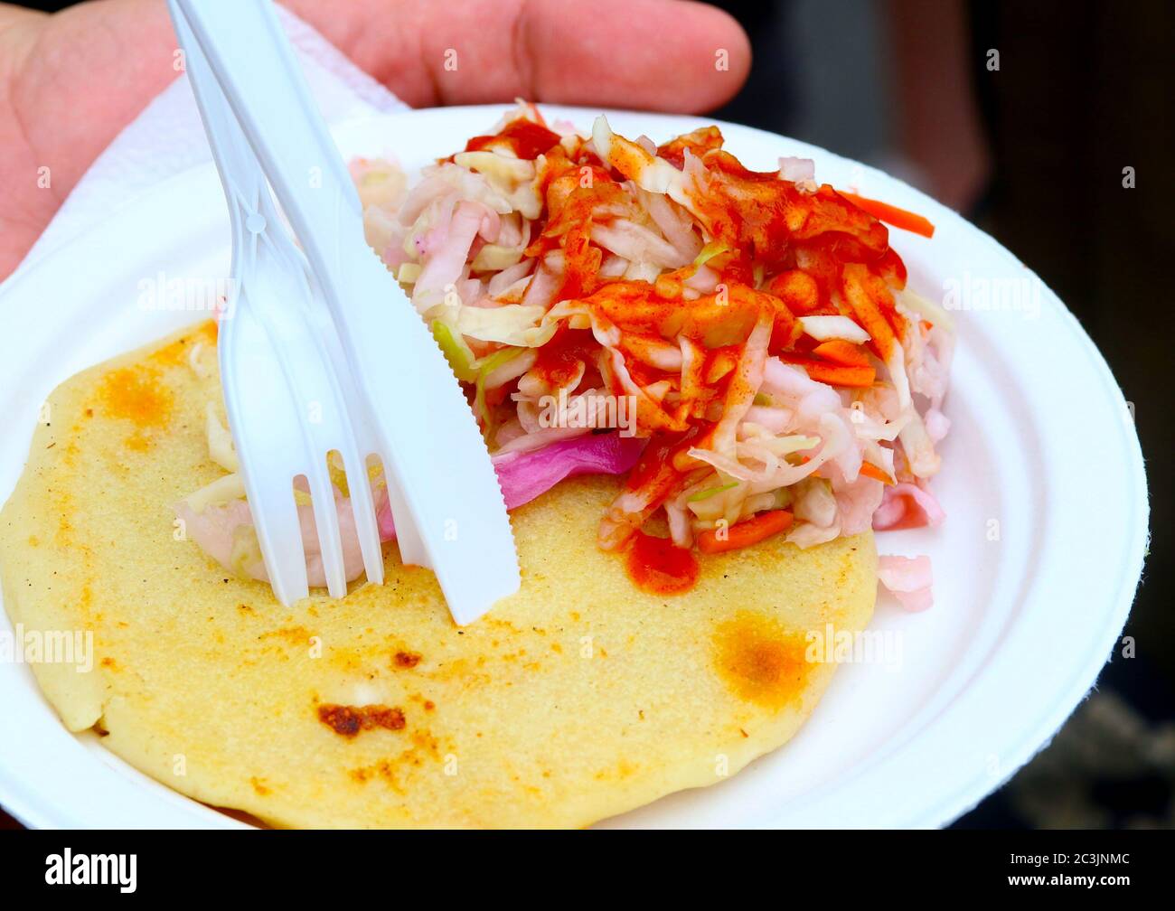 Tortillas de maíz redondo rellenas con relleno salado, servidas con ensalada de col picante, pimientos calientes y salsa caliente Foto de stock
