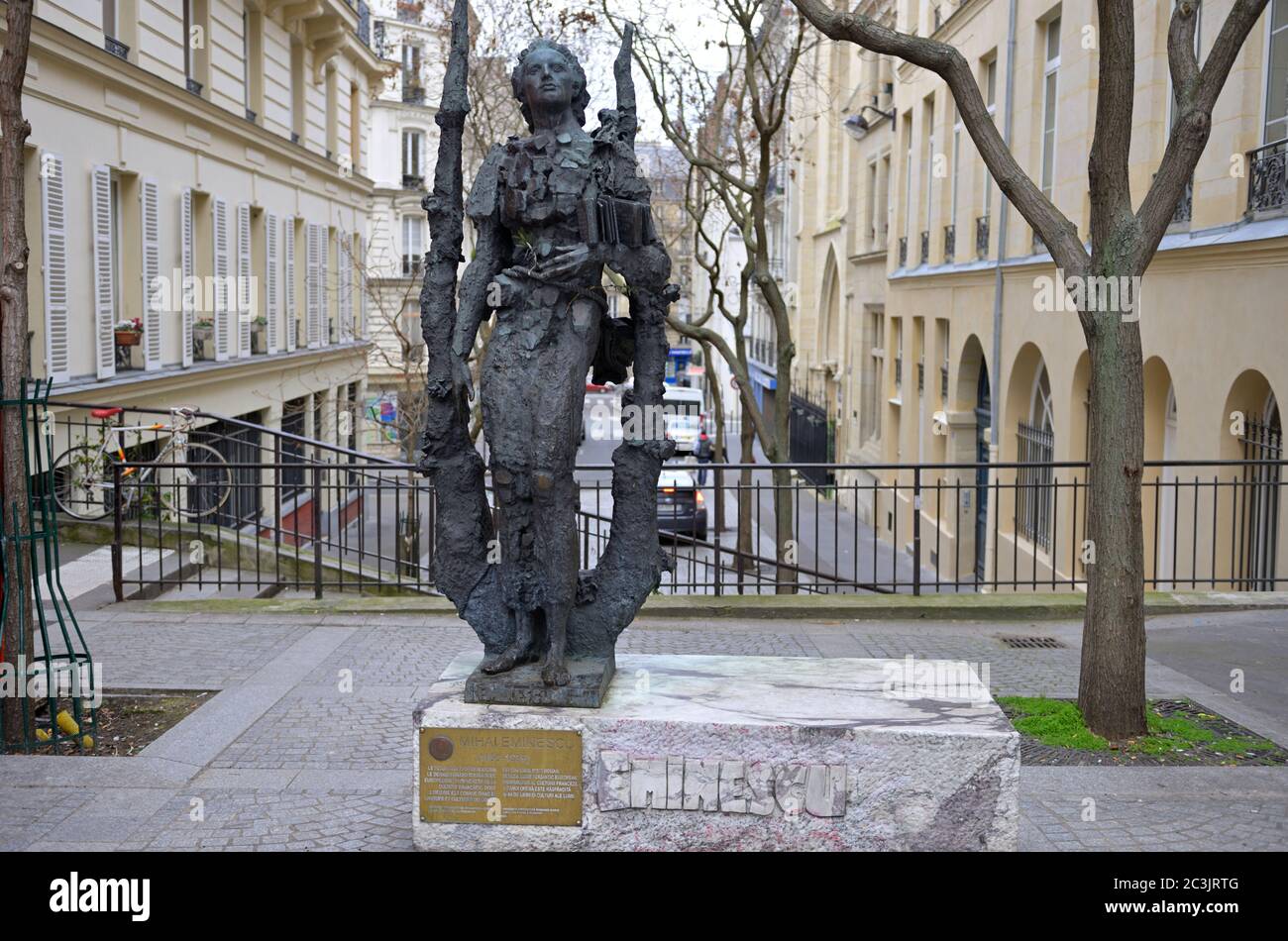 Una estatua del poeta rumano Mihai Eminescu, París FR Foto de stock