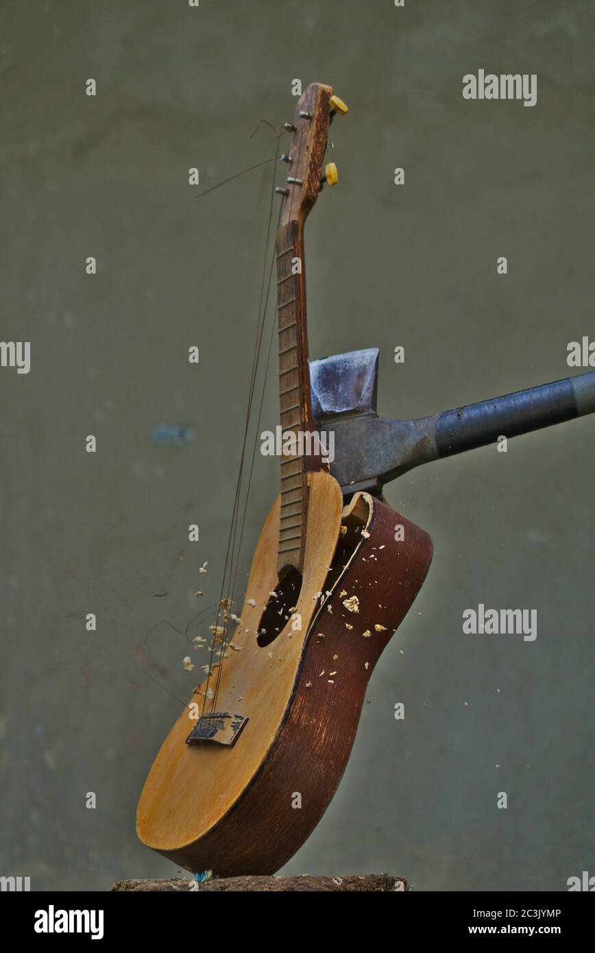 Imagen vertical de un hacha aplastando una guitarra acústica Fotografía de  stock - Alamy