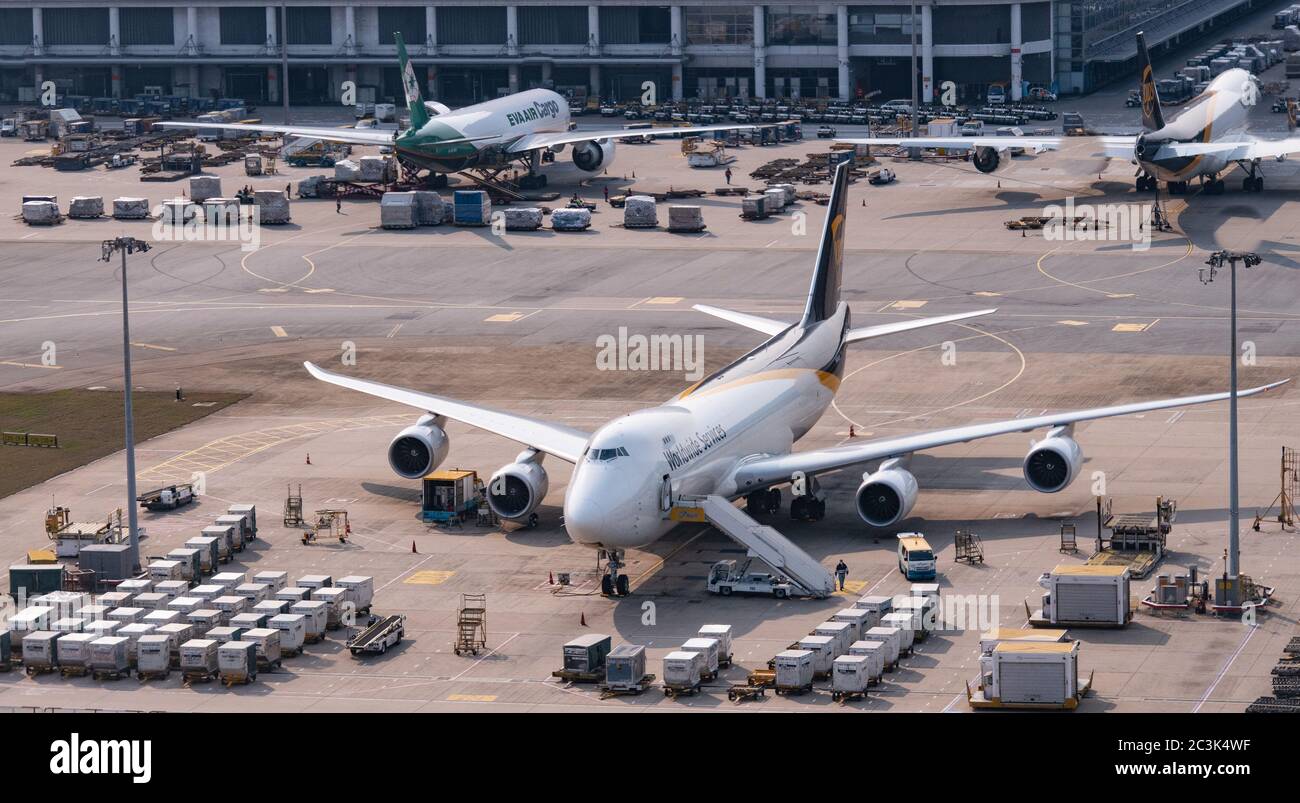 Los aviones operados por Cathay Pacific Airways Ltd. Están estacionados en el asfalto en el Aeropuerto Internacional de Hong Kong debido a la pandemia de Covid-19 Foto de stock