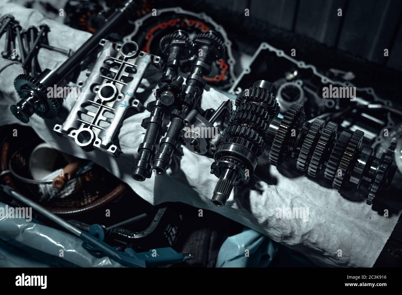 Desmontar motor de motocicleta rápida con transmisión visible, válvula de bloqueo, engranaje y piezas de pistón. Dieciséis válvulas y motor de cuatro cilindros. Foto de stock