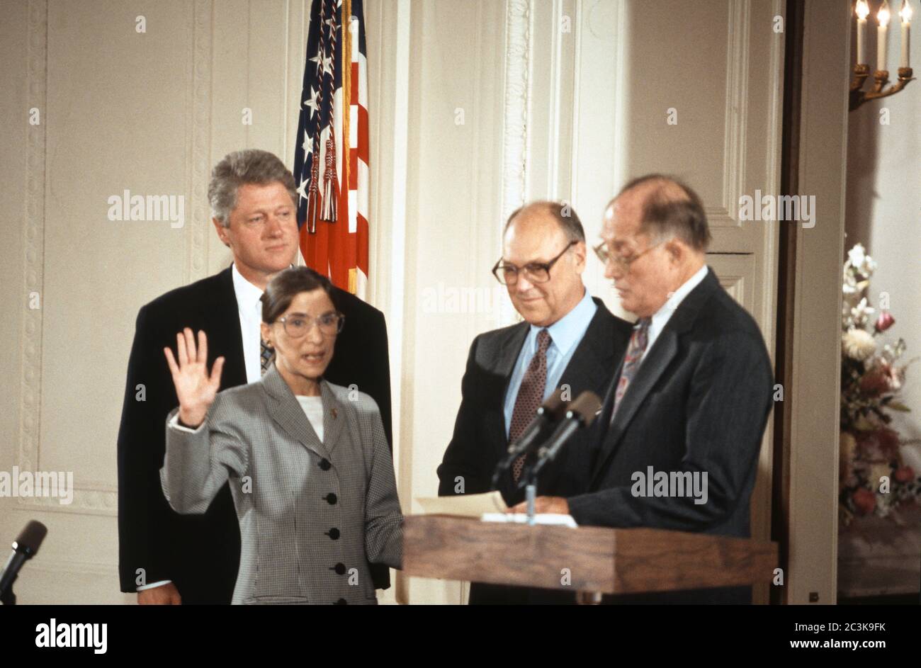 Juez asociado de la Corte Suprema Ruth Bader Ginsburg, de izquierda a  derecha, jurada por el Presidente de la Corte Suprema de los Estados Unidos  William H. Rehnquist, durante una ceremonia en