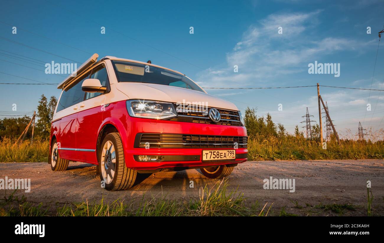 San Petersburgo, Rusia - 22 de julio de 2019: Rojo y blanco moderno color  Volkswagen Multivan Océano de California (Transporter T6). Está estacionado  en la carretera. Vista frontal Fotografía de stock - Alamy