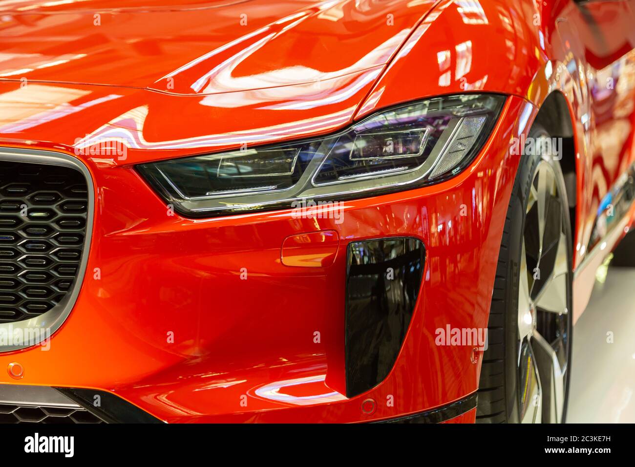 Singapur. Marzo 2019. Todoterreno eléctrico naranja Jaguar I-PACE. Vista delantera, faros LED y parrilla, capó y parachoques. Ruedas de carbono coches del futuro Foto de stock
