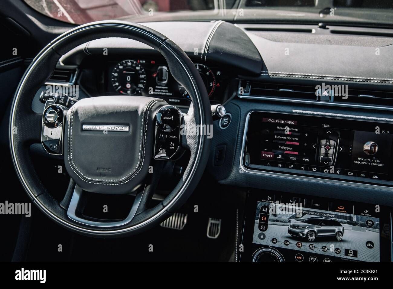 Moscú. Otoño 2018. Interior del vehículo Land Rover Range Rover velar en  color negro compacto de lujo crossover SUV Fotografía de stock - Alamy
