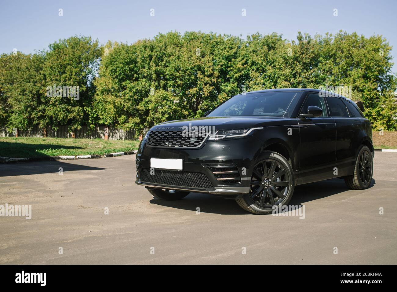 Moscú. Otoño 2018. El vehículo Land Rover Range Rover velar en color negro  compacto de lujo crossover SUV en la zona industrial Fotografía de stock -  Alamy