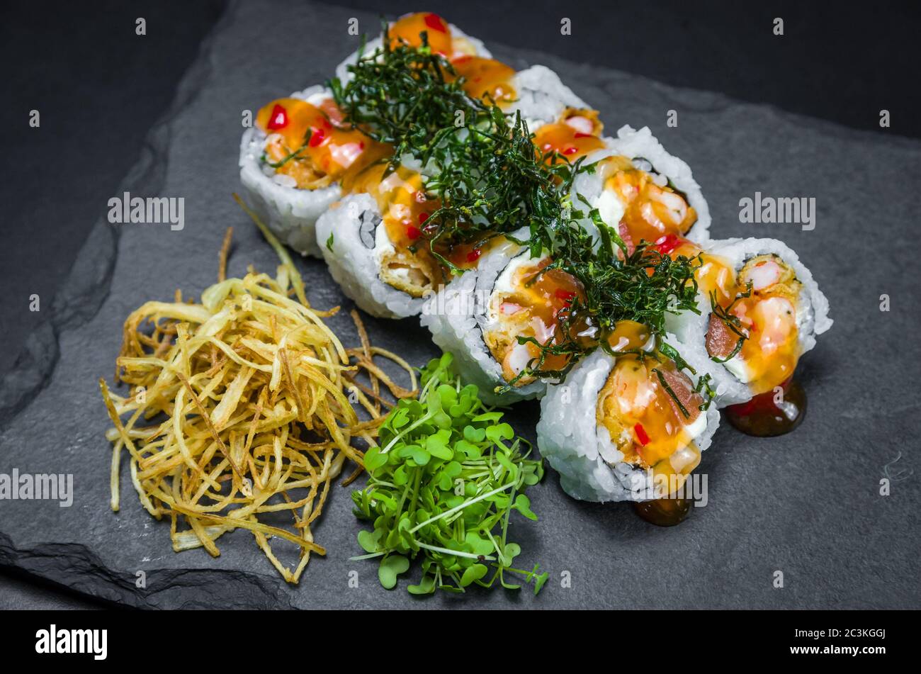 Sushi perfecto, cocina tradicional japonesa. Delicioso uramaki con