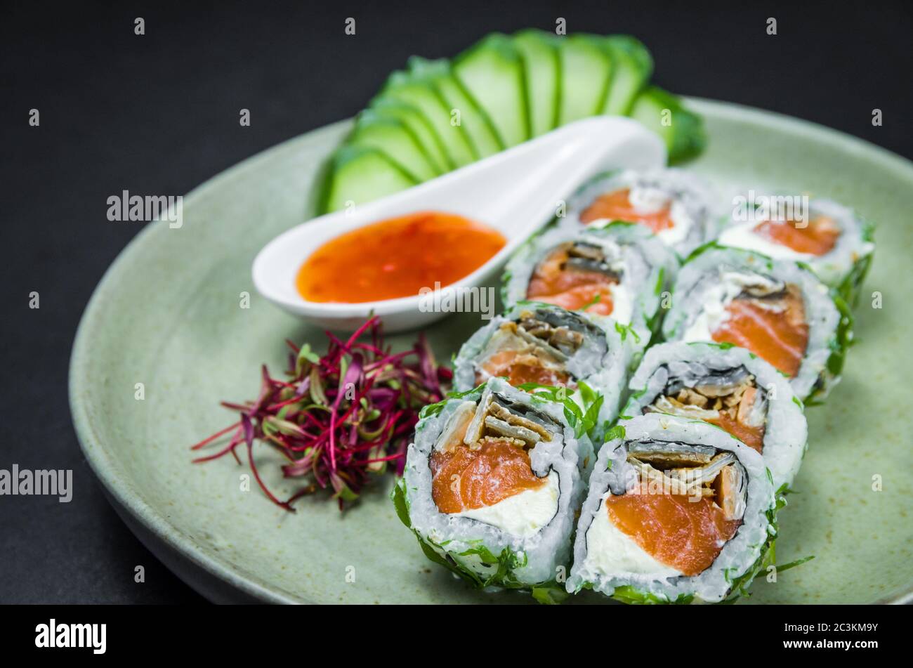 Sushi perfecto, cocina tradicional japonesa. Delicioso uramaki con