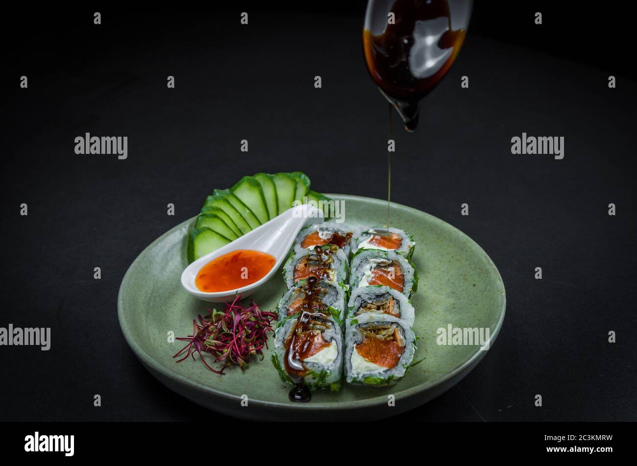 Sushi perfecto, cocina tradicional japonesa. Delicioso uramaki con