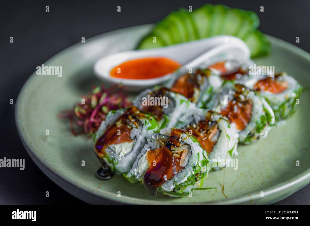 Sushi perfecto, cocina tradicional japonesa. Delicioso uramaki con