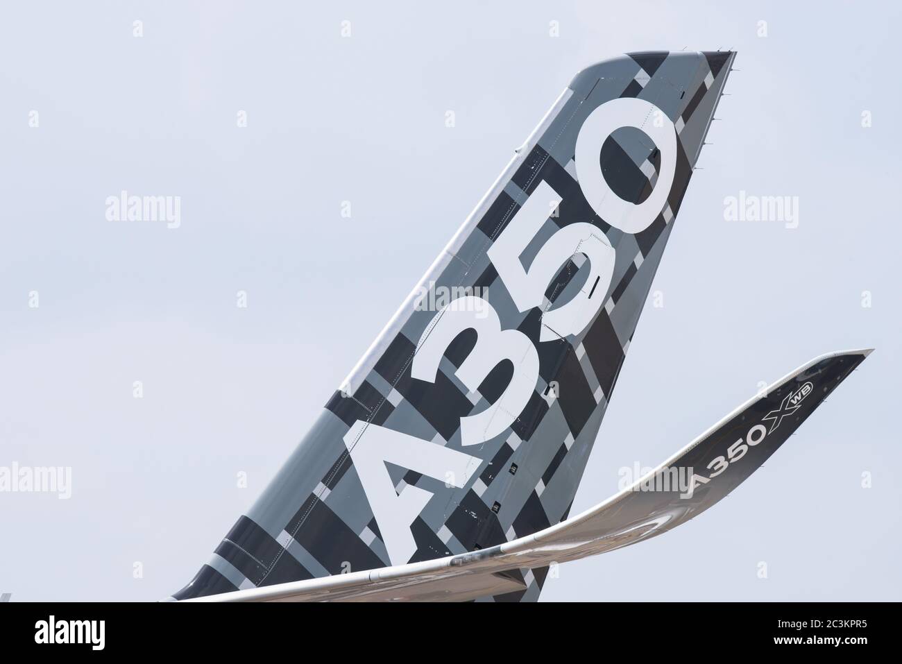 Singapur - 17 de febrero de 2016: Avión de cola y winglet de un Airbus A350 XWB en la fábrica de Airbus Livery durante el Salón aéreo de Singapur en Changi Exhibition Cent Foto de stock